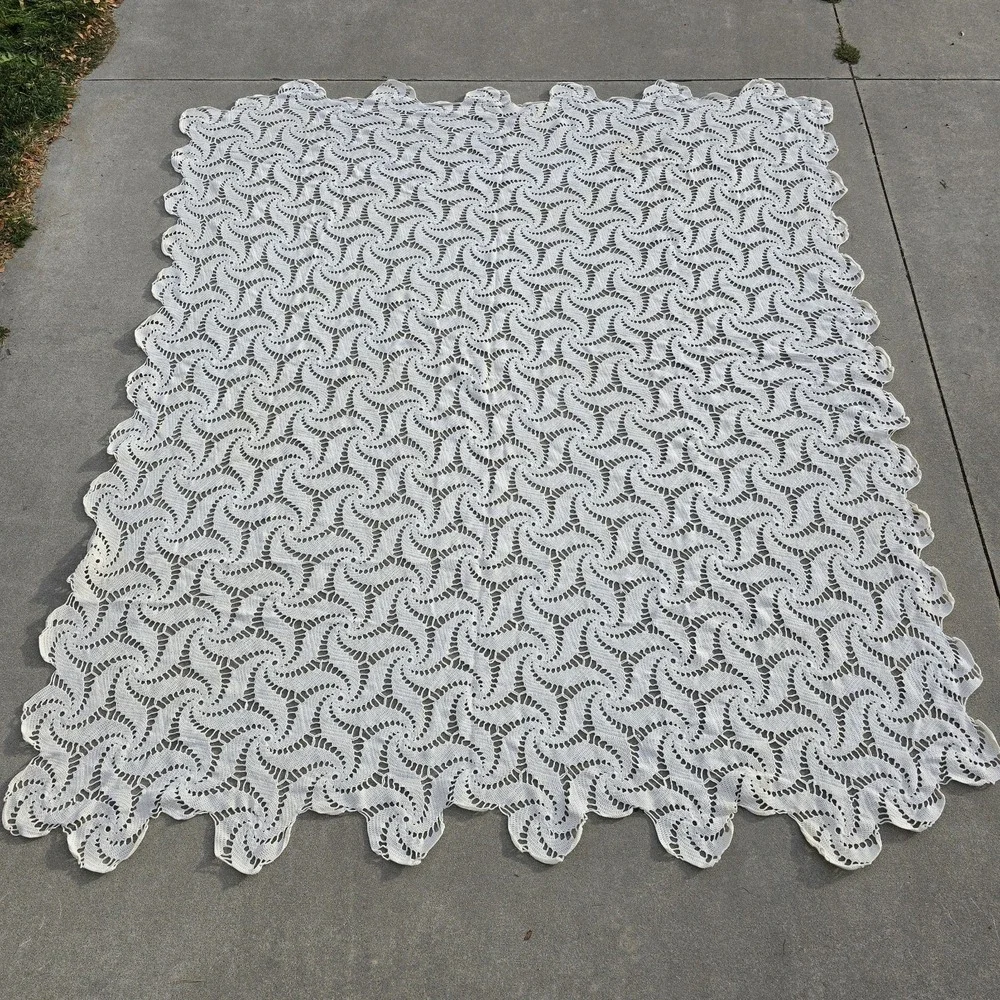 VTG Handmade Crochet Lace Bedspread Spiral Pinwheel Cottagecore 76x86 Full Queen